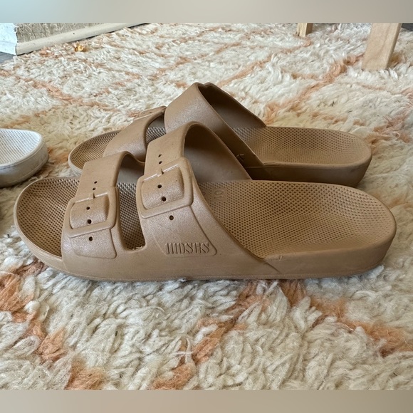 Freedom Moses Slides- Camel & White - Picture 4 of 6